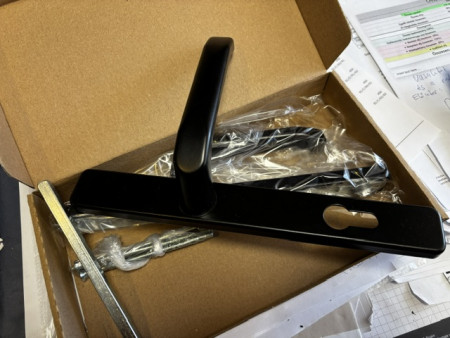 /products/saturn-szerelt-rugos-erositett-portalkilincs-garnitura-fekete-32-92-3/